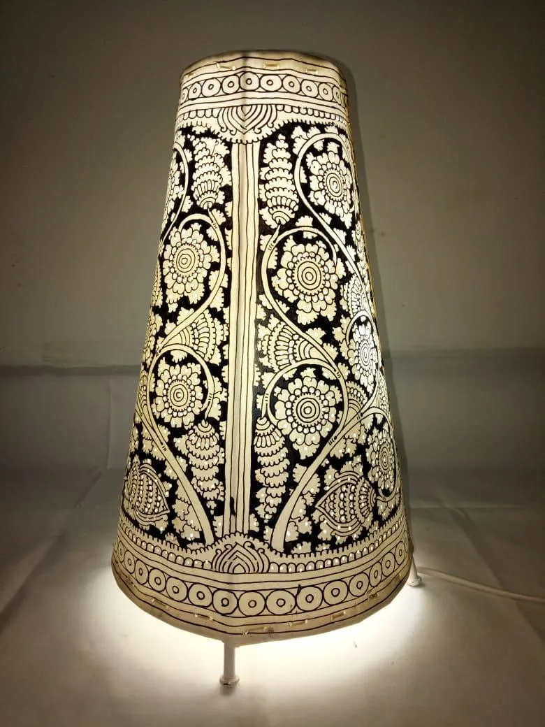 Handpainted table lamp.
Made of transparent leather.
Handcrafted alternative to a normal table lamp, upholding India’s heritage.